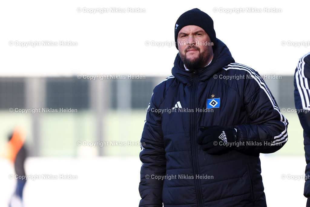 NH_HamburgerSVU19_Hannover96U19_DFBNachwuchsliga_22112025 | Phil Nabaoui (Co-Trainer, Hamburger SV U19)Fußball I Junioren I U19 DFB-Nachwuchsliga Vorrunde Gruppe A I Saison 2025-2026 I 12. Spieltag I Hamburger SV U19 - Hannover 96 U19 I 22.11.2025 I Trainingsplatz Volksparkstadion