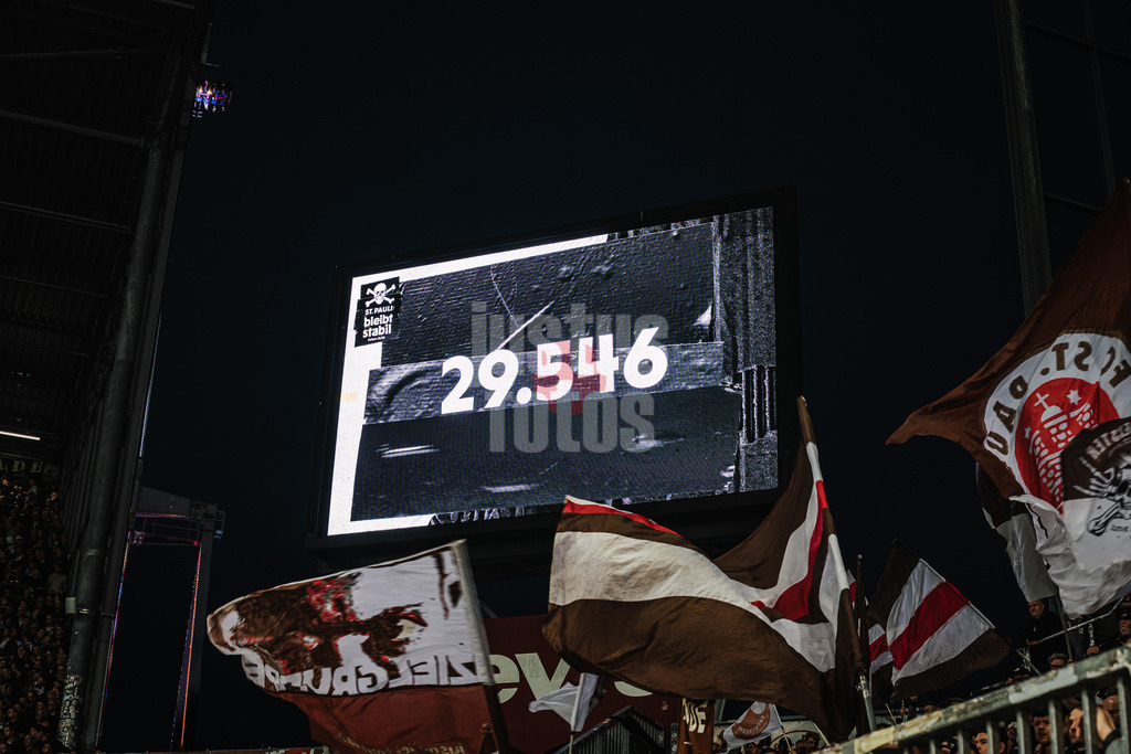 Fußball | Männer | Saison 2025/2026  | Fußball-Bundesliga | 30. Spieltag | FC St. Pauli vs. 1. FC Köln | 17.04.2026 | 29546 Fans im Stadion Ausverkauft Anzeigetafel