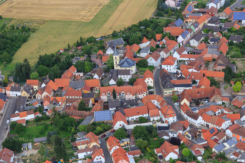 Luftbild: Dorfmitte mit runder Pfarrkirche in Kerzenheim im Bundesland Rheinland-Pfalz in Deutschland. Foto: IMG_092095.jpg vom 16.07.2016 durch Werner Riehm/FLY-FOTO.de