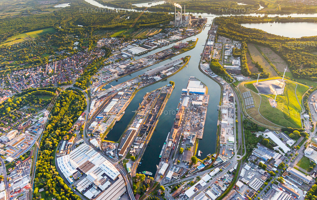 Luftbild: Kaianlagen und Schiffs- Anlegestellen am Hafenbecken des Binnenhafen des Rhein mit Windmühlen auf dem Müllberg rechts und Kohlekraftwerk der ENBW oben im Ortsteil Mühlburg in Karlsruhe im Bundesland Baden-Württemberg in Deutschland. – Foto: IMG_099639.jpg vom 21.05.2017 durch Werner Riehm/FLY-FOTO.de – Auflösung des Originals: 5472 x 3446 px