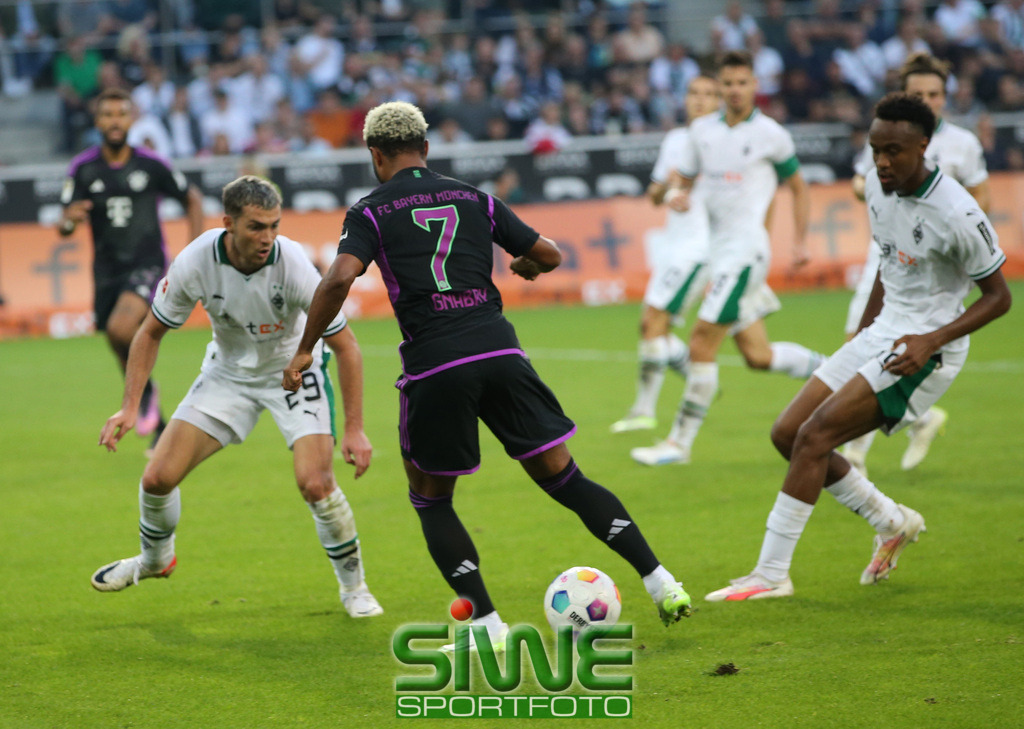 1.Fussball-Bundesliga  :  Borussia Mönchengladbach--FC Bayern München    3.Sptg. | 02.09.2023 Fussball,GER, Saison 2023/2024;         1.Bundesliga;   3. Spieltag;
VFL Borussia Mönchengladbach--FC Bayern München :  Serge Gnabry  (/FCB)
versucht  Joe Scally (29/BMG)  auszuspielen.  Nathan Ngoumou  (19/BMG)
schaut zunächst zu.

DFL REGULATIONS PROHIBIT ANY USE OF PHOTOGRAPHS AS IMAGE SEQENCES AND/OR QUASI-VIDEO. - Realisiert mit Pictrs.com