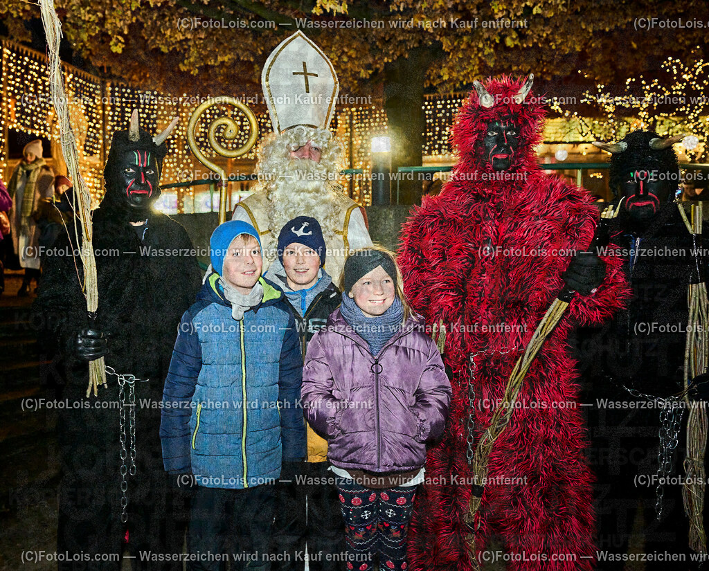 ALP7597_Wieselburger Advent_Nikolaus | (C)FotoLois.com, Alois Spandl, Wieselburger Advent im Schlosspark, Besuch durch den Hl. Nikolaus und seinen Krampussen, Sa 3. Dezember 2022.
