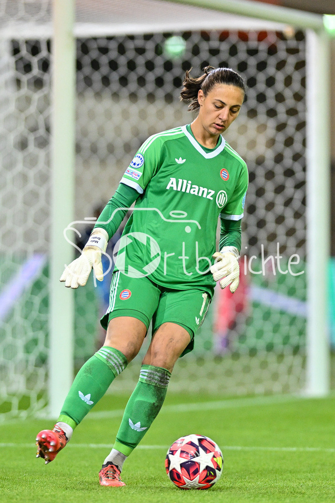 FC Bayern München Frauen - Arsenal London Frauen | am Ball Maria-Luisa GROHS (FC Bayern München Frauen #1) / Freisteller / Einzelfoto / UEFA Womens Champions League: FC Bayern München Frauen - Arsenal London Frauen, FC Bayern Campus am 09.10.2024