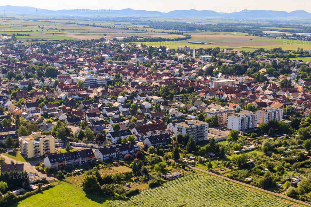 Luftbild: Raiffeisenstr in Kandel im Bundesland Rheinland-Pfalz in Deutschland. Foto: IMG_30684.jpg vom 31.07.2010 durch Werner Riehm/FLY-FOTO.de