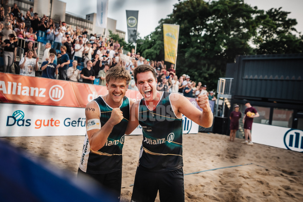 Beachvolleyball | Männer | Allianz German Beach Tour 2025 | Tourstop Hamburg | 31.05.2025 | v.l. Luis Kubo und Jonas Kaminski jubeln nach dem Sieg