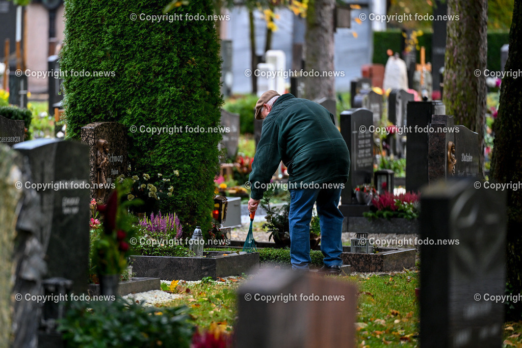 Friedhof_ Allerheiligen_ 26.10.2025-14 | 26.10.2025, Friedhof, AUT, Allerheiligen, Themenbilder im Bild Friedhof, Kreuz, Kruzifix, Jesu Christi, Allerheiligen, Engerl, Engel, Kerzen, Grab, Grablicht, Blumen, Skulptur, Grabstein, Symbolbild, Grablaterne, Grabkerze, Grabkerzen, Grablichter, Kerze, Grabkreuz, Gedenken, Bestattung, Verstorbene, Totenruhe, Grab, Urne, Blumenschmuck, Schmuck, Besucher, Feature, kreativ, creativ, Linz