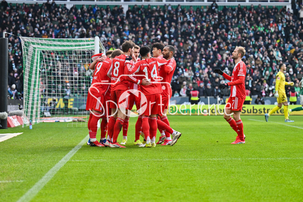 SV Werder Bremen - FC Bayern München | BREMEN, GERMANY - 14. FEBRUARY: Jubel der Bayern nach dem Treffer zum 0-1 durch Harry KANE (FC Bayern Munich 9) / Elfmeter Tor / Torschuetze / Freude / Happy während dem Bundesligamatch zwischen dem SV Werder Bremen und dem FC Bayern München am 22. Spieltag im Weserstadion / DFL REGULATIONS PROHIBIT ANY USE OF PHOTOGRAPHS AS IMAGE SEQUENCES AND/OR QUASI-VIDEO