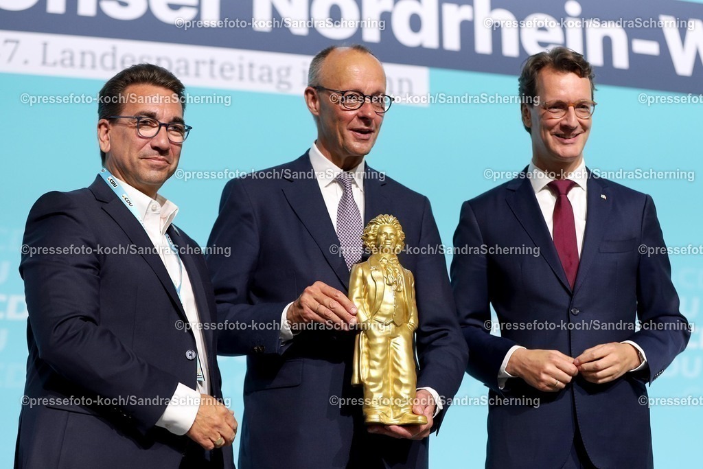 xsscx30082502031 | 30.08.2025, xsscx, Guido Deus, Bundeskanzler Friedrich Merz der Bundesrepublik Deutschland und Ministerpr‰sident von Nordrhein-Westfalen Hendrik W¸st auf dem 47. Landesparteitag der CDU Nordrhein-Westfalen mit dem Motto - SO! geht kommunal - im World Conference Center in Bonn Nordrhein-Westfalen Deutschland