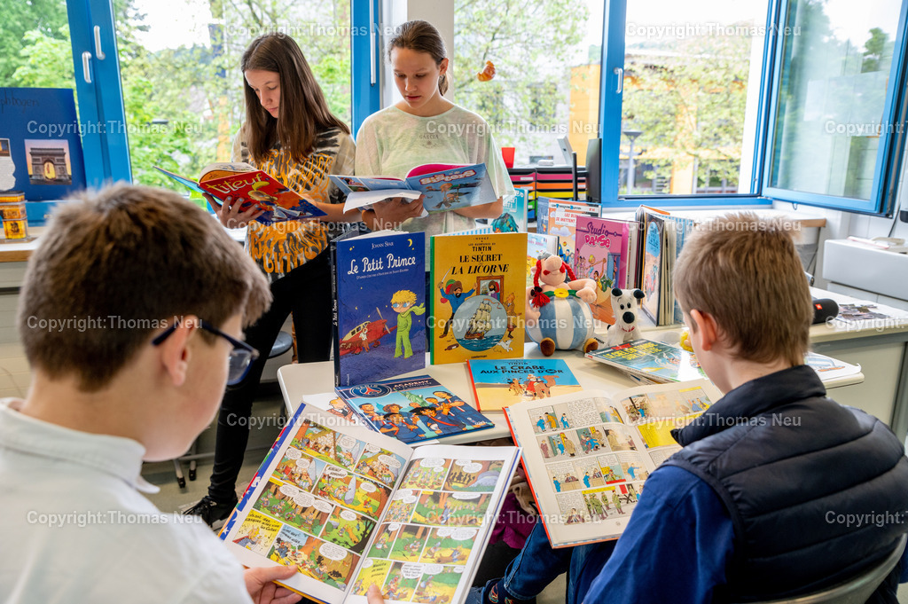 DSC_2896 | bbe, 12.05.2023, Goethe-Gymnasium: "Interrail-Tour" in der Schule zur Feier Europas. In verschiedenen Räumen im Westgebäude waren  länderspezifische Aktionen,, die Klasse 6b hatte Frankreich vorzustellen,, Neben französischen Comic war auch ein Belgier dabei "Tin Tin" von Herge,    ,, Bild: Thomas Neu