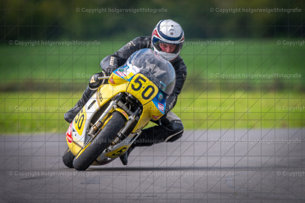 Suzuki RG 500 | Foto vom 3. Classic Motor Weekend 18. - 20. August 2023 auf dem Flugplatz in Obermehler - Realisiert mit Pictrs.com