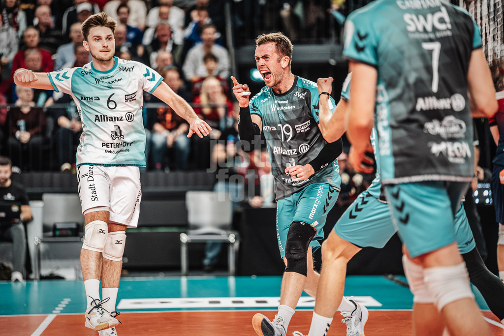 Volleyball | Herren | Saison 2025/2026 | 1. Volleyball Bundesliga Männer | DVV Pokal Halbfinale | SVG Lüneburg vs. SWD powervolleys Düren | 16.12.2025 | Jubel Düren v.l. Troy Gooch (#6, SWD powervolleys Düren), Ryan Poole (#19, SWD powervolleys Düren)