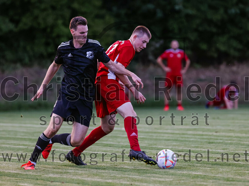 2023-07-20_050_FC_Finsing_gegen_TSV_Wartenberg | Finsing, Deutschland, 20.07.2023:
Fußball, Kreisliga 2023 / 2024, Testspiel, FC Finsing gegen TSV Wartenberg, Endergebnis: 1:0

Leon Engelhard (FC Finsing, #20), Tim Schmolmann (TSV Wartenberg, #17)

Foto: Christian Riedel / fotografie-riedel.net