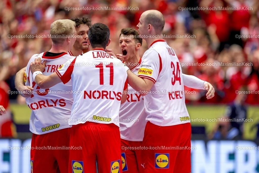 EHF22012603128 | 22.01.2026, Handball, Men's EHF EURO 2026, Frankreich - Dänemark, Jyske Bank Boxen in Herning, Dänemark, Main Round: Abschlussjubel nach dem Sieg Dänemarks gegen Frankreich.  Magnus Saugstrup Jensen (Denmark #15)  Rasmus Lauge Schmidt (Denmark #11)  Emil Jakobsen (Denmark #07)  Simon Hald Jensen (Denmark #34) 