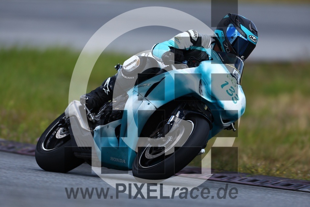 0133-20240806_04417 | Schöne Erinnerungen an spannende Momente - das festzuhalten ist unser Job. PIXELrace.de ist seit 2003 auf den Rennstrecken Europas unterwegs um die Action draußen beim Fahren und die wunderbare Stimmung imm Fahrerlager für euch einzufangen.