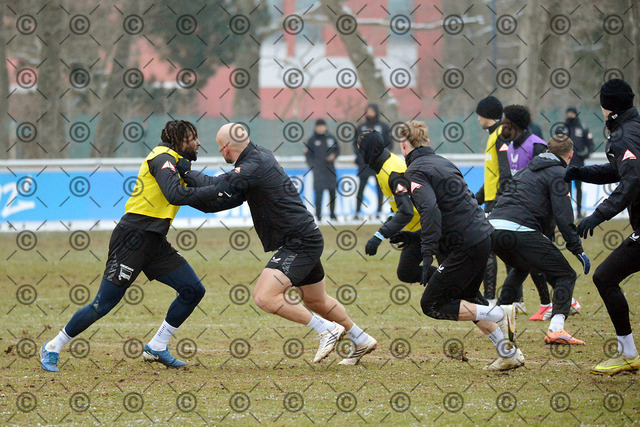 RGE_7761b | Hertha BSC, 2.Bundesliga, Herren, Training, Saison 2025/26, im Bild von li. Deyovaisio Zeefuik ( Hertha BSC ), Toni Leistner ( Hertha BSC ),  Mittwoch 04.02. 2026,   Fotograf:   Ralf Gebhardt - Realisiert mit Pictrs.com