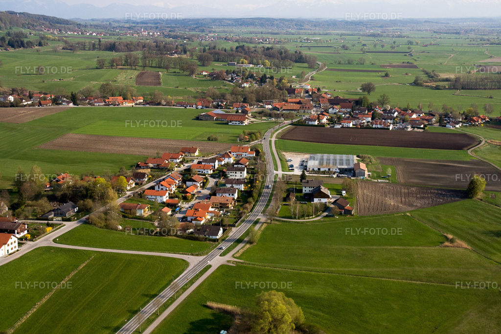 Luftbild: Ortsansicht aus Norden mit Gärtnerei Schlereth im Ortsteil Vorderfischen in Pähl im Bundesland Bayern in Deutschland. Foto: IMG_17879.jpg vom 15.04.2009 durch Werner Riehm/FLY-FOTO.de