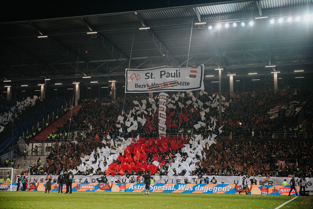 IMG_3151 | Der offizielle Shop für FC St. Pauli Fotos. Wähle aus Spielszenen & Fanmomenten dein FCSP Wunschformat. Wir liefern Millerntor-Atmosphäre.