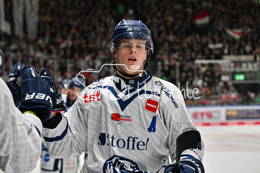 Augsburger Panther - Straubing Tigers | Jubel der Gaeste nach dem Treffer zum 2-1 durch Joshua SAMANSKI (Straubing Tigers #8) / Freude / Happy / Tor / torschuetze / DEL: Augsburger Panther - Straubing Tigers, Curt Frenzel Stadion am 29.11.2024