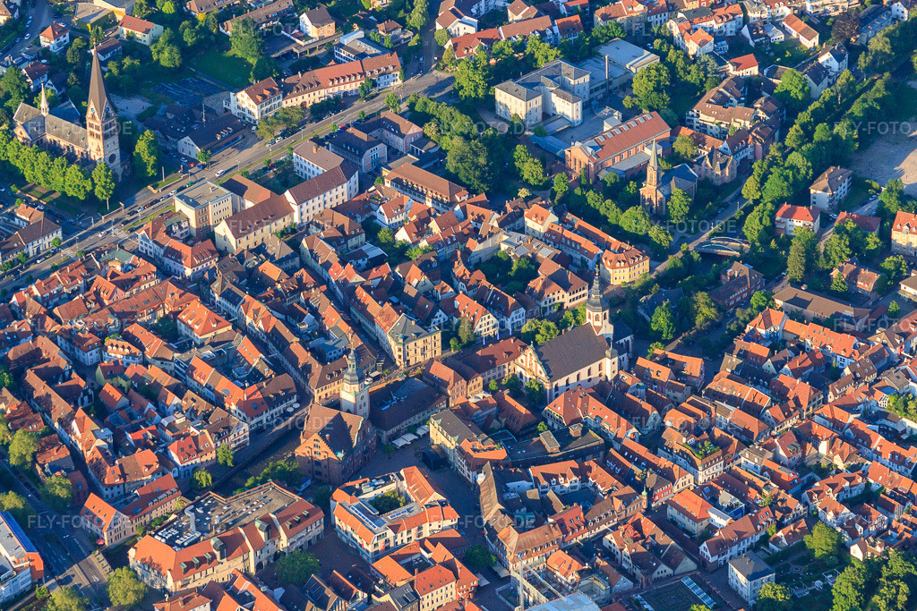 Luftbild: historische Altstadt beidseits der Alb mit Rathausturm, St. Martinskirche, Herz Jesu Kirche und Johanneskirche in Ettlingen im Bundesland Baden-Württemberg in Deutschland. Foto: IMG_57400.jpg vom 06.06.2013 durch Werner Riehm/FLY-FOTO.deAuflösung des Originals: 4676 x 3118 pxWWW.ETTLINGEN.DE