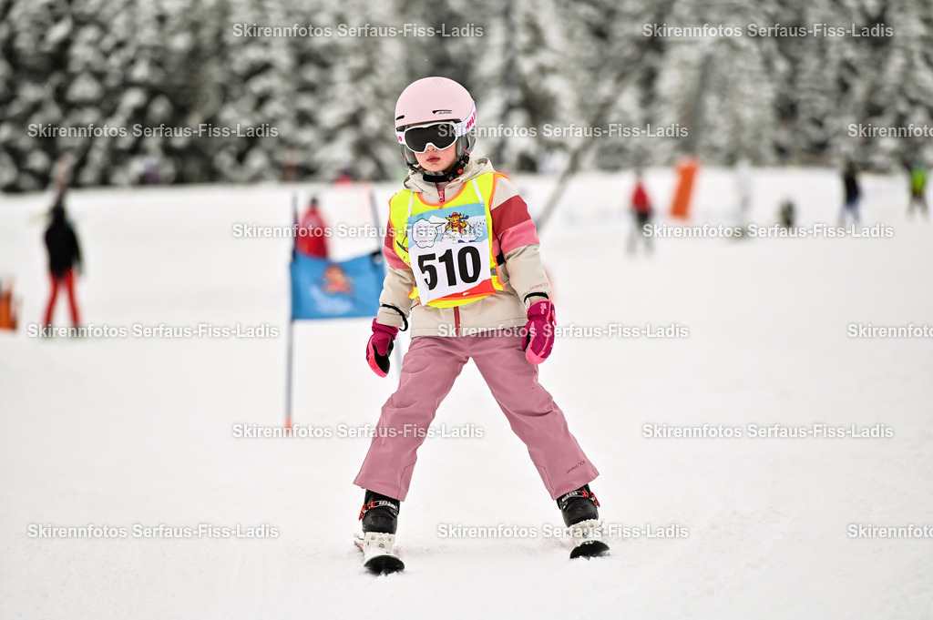 SRF_20.02.2026_0403 | Skirennfotos,Serfaus,Fiss,Ladis,Kinderskirennen,Winter,Tirol,Oberland,skirace,SFL,feelfree,weil wir's genießen,ski,Ski,skifahren,Sonnenplateau, - Realisiert mit Pictrs.com