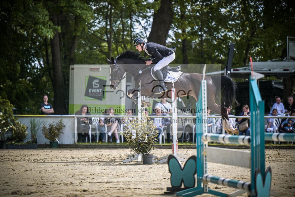 DOS_0392 | Entdecke hochwertige Reitturnierfotos von Foto Oger. Professionell, emotional und authentisch – jetzt Lieblingsmomente im Shop bestellen.Deutschlandweite Turnierfotografie. - Realisiert mit Pictrs.com