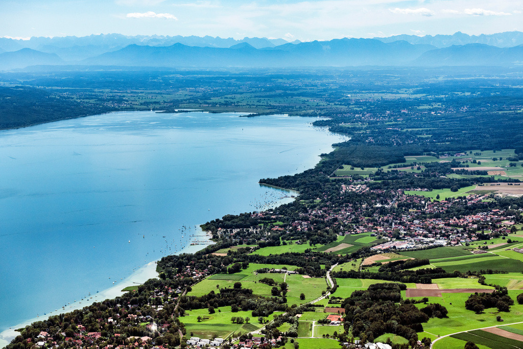 dr__0031732.jpg | DIEßEN AM AMMERSEE 09.08.2019 Uferbereiche am Seegebiet des des nördlichen Teil des Ammersee mit Panorama Bergblick in Dießen am Ammersee im Bundesland Bayern, Deutschland. // Riparian areas on the lake area of of noerdlichen Teil of Ammersee with Panorona Bergblick in Diessen am Ammersee in the state Bavaria, Germany. Foto: Daniel Reiter