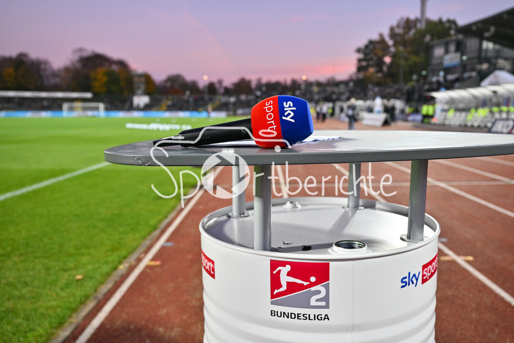 SSV Ulm 1846 Fussball - FC Schalke 04 | Die SKY Sport Moderationstonne der 2. Bundesliga steht zusammen mit einem Mikrofon bereit / SKYSPORT / Moederationstisch / Moderation Tonne / Symbolbild / 2. Bundesliga: SSV Ulm 1846 Fussball - FC Schalke 04, Donaustadion am 01.11.2024