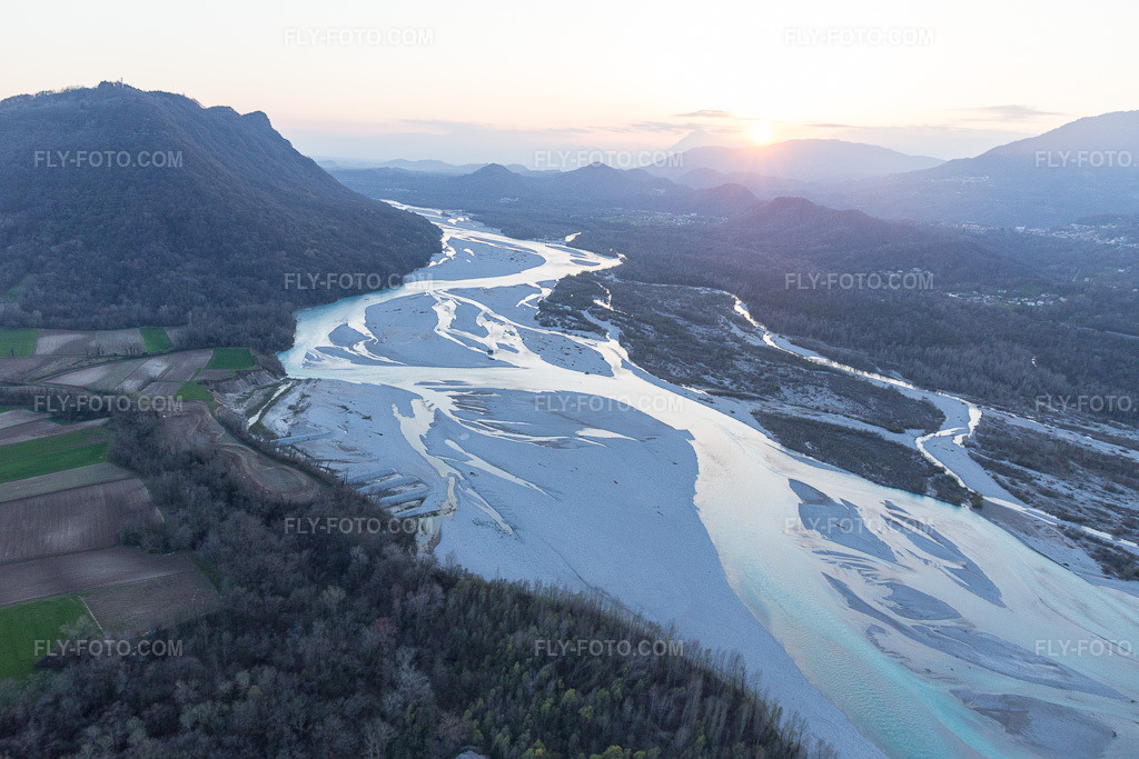 Aerial view: View of the town in Cimano in the state Friuli Venezia Giulia, Italy. – Photo: IMG_105615.jpg taken on 04/07/2018 by Werner Riehm/FLY-FOTO.com – Resolution of the original: 5472 x 3648 px