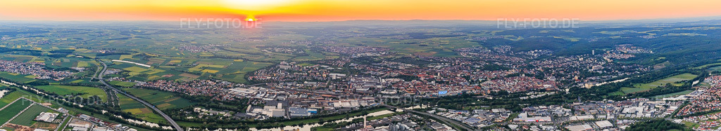 Luftbild: Panorama der Stadt am Main bei Sonnenuntergang in Schweinfurt im Bundesland Bayern in Deutschland. Foto: IMG_100511-Pano.jpg vom 27.05.2017 durch Werner Riehm/FLY-FOTO.de – Auflösung des Originals: 18146 x 3322 px