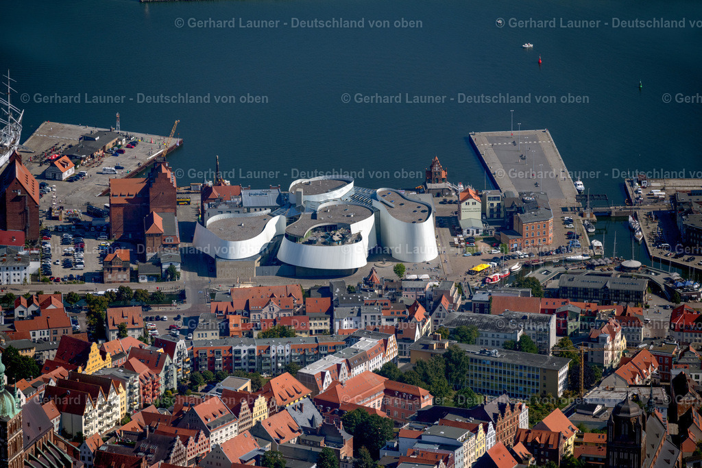 4061645 | STRALSUND 08.09.2021 Hafeninsel mit dem Ozeaneum Meereskunde- Museum der OZEANEUM Stralsund GmbH an der Hafenstraße in der Hansestadt Stralsund in Mecklenburg - Vorpommern. Weiterführende Informationen bei: Behnisch Architekten GmbH,  Hansestadt Stralsund,  OZEANEUM Stralsund GmbH,  Schweitzer GmbH - Beratende Ingenieure,  Stadtmarketings Stralsund e.V.. // Harbor island by Ozeaneum Oceanographic Museum in Stralsund in Mecklenburg - Western Pomerania. Further information at: Behnisch Architekten GmbH,  Hansestadt Stralsund,  OZEANEUM Stralsund GmbH,  Schweitzer GmbH - Beratende Ingenieure,  Stadtmarketings Stralsund e.V.. Foto: Gerhard Launer
