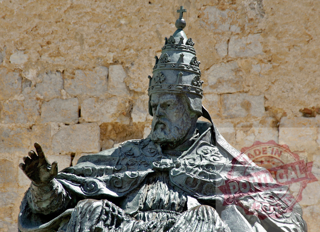 Bronze statue of Pope Benedict XIII, Papa Luna, in Peñíscola. Provincia Castellon - Spain | Bronze statue of Pope Benedict XIII, also known as Papa Luna, standing against a stone wall - Realisiert mit Pictrs.com