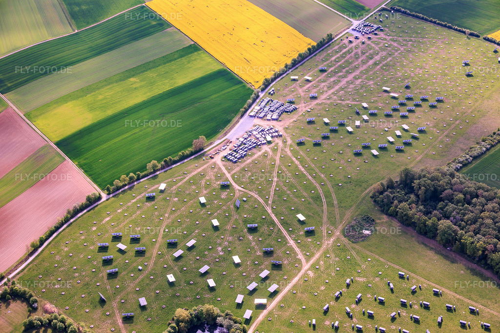Luftbild: Baustelle zum Rückbau der Mover am Solarpark Gut Erlasee mit dem Sonnenstand nachgeführten Paneelen im Ortsteil Büchold in Arnstein im Bundesland Bayern in Deutschland.Foto: IMG_156126.jpg vom 03.05.2026 durch Werner Riehm/FLY-FOTO.deAuflösung des Originals: 6000 x 4000 pxPhotovoltaik Direktinvestment 2026 – 6–8 % Rendite | SunShine