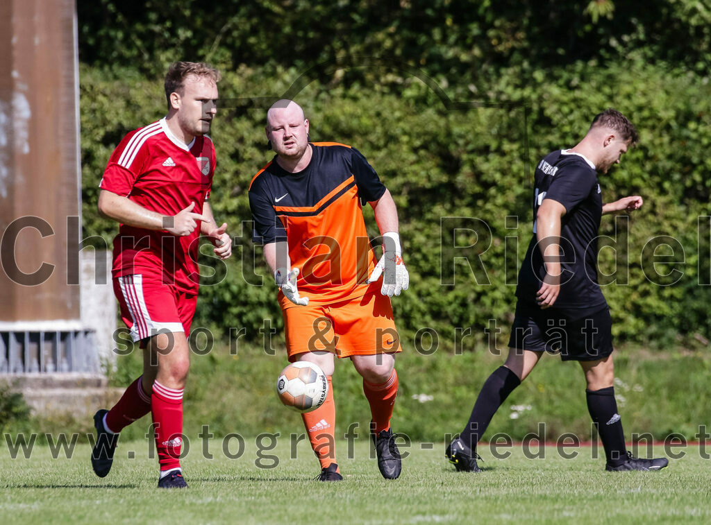 2023-09-02_056_SG_Markt_Schwaben_II_gegen_SV_Internationale_Taufkirchen_II | Markt Schwaben, Deutschland, 02.09.2023:
Fußball, C-Klasse 2023 / 2024, 3. Spieltag, (SG) Markt Schwaben II gegen SV Internationale Taufkirchen II, Endergebnis: 6:2

Michael Fischer (SG Markt Schwaben, #5), Torwart Sebastian Handrick (SG Markt Schwaben, #23)

Foto: Christian Riedel / fotografie-riedel.net