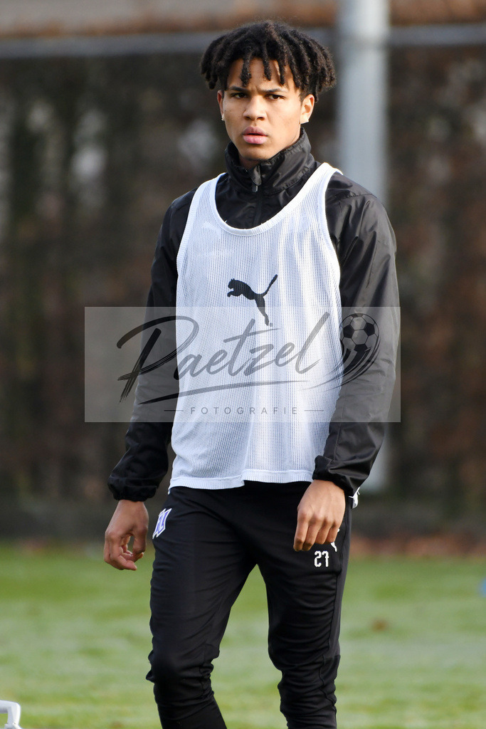 20200126_TRAOSN_0008 | Fußball, Herren: Felix Agu (VfL Osnabrück) schaut beim Training des VfL Osnabrück am 26.01.2020 im Sportpark Illoshöhe in Osnabrück, Deutschland.(Foto von Nico Paetzel) - Realisiert mit Pictrs.com