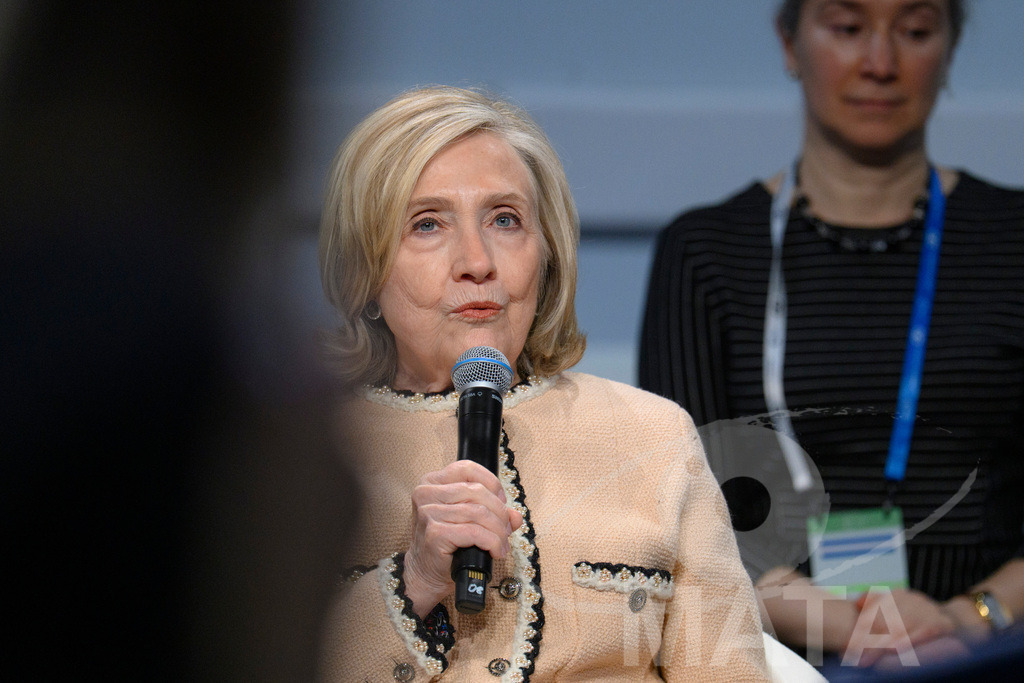 _DWA0167 | Die US-Politikerin Hillary Clinton auf der Veranstaltung Girls Just Want to Have Fundamental Rights: Fighting the Global Pushback im Rahmen der Münchner Sicherheitskonferenz 2026. München, 14.02.2026 Bayern Deutschland - Realized with Pictrs.com