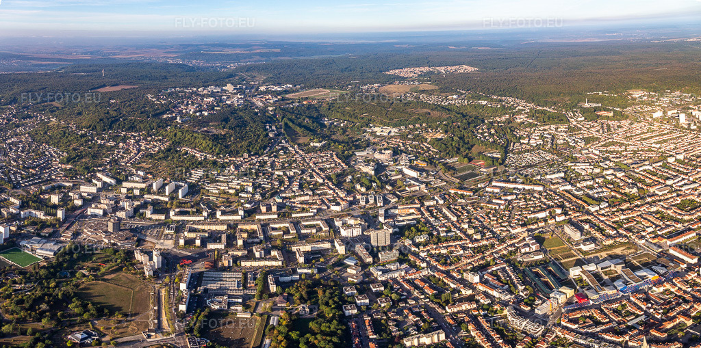 Vue aérienne: Zone urbaine comprenant la banlieue et le centre-ville de Vandoeuvre-lès-Nancy à le quartier Brossolette in Vandœuvre-lès-Nancy dans le département Meurthe et Moselle, France. Photo: IMG_117872-Pano.jpg prise le 14/09/2019 par Werner Riehm/FLY-FOTO.eu – Résolution de l'original: 5941 x 2956 px