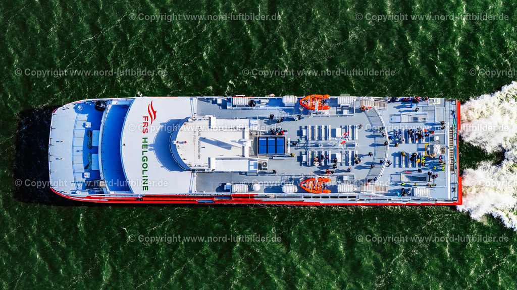 Hamburg_Halunderjet_Senkrechtaufnahme_ELS_3457240525a | HAMBURG 24.05.2025 Senkrecht- Luftbild aus der Satelliten- Perspektive vom Fahrt eines Fähr- Schiffes " Halunder Jet Katamaran " in Hamburg, Deutschland. // Vertical aerial view from the satellite perspective of the ride a ferry ship " Halunder Jet Katamaran " in Hamburg, Germany. Foto: Martin Elsen