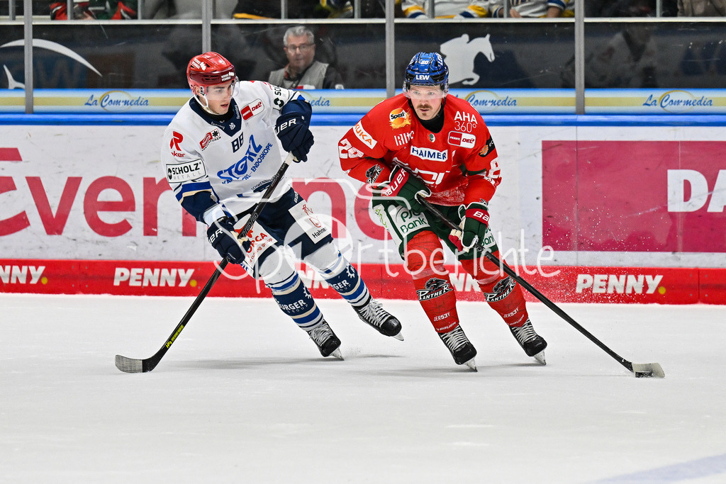 Augsburger Panther - Schwenninger Wild Wings | AuGSBURG, DEUTSCHLAND - 2. NOVEMBER: im Duell Kyle PLATZER (Schwenninger Wild Wings 88) und Cody KUNYK (Augsburger Panther 20) beim Ligaspiel zwischen den Augsburger Panthern und den Schwenninger Wild Wings am 17. Spieltag der Penny DEL im Curt Frenzel Stadion am 02.11.2025