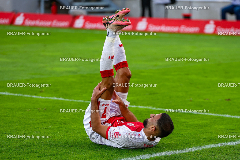 Rot-Weiss Essen - Viktoria Köln - 3.Liga | Essen, Deutschland, 18.10.2025 Ramien Safi  (Rot-Weiss Essen) liegt verletzt am Boden während des 3.Liga Spiels zwischen Rot-Weiss Essen- Viktoria Köln im Stadion an der Hafenstraße am 01.08.2025 in Essen. (Foto von Timo Bluhmki-Schmidt/ Brauer Fotoagentur