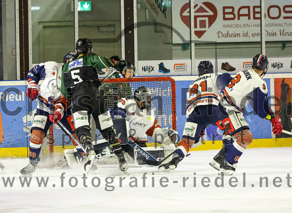 2023-03-03_071_TSV_Erding_gegen_ESC_Kempten | Erding, Deutschland, 03.03.2023:
Eishockey, Bayernliga Playoffs 2022 / 2023, Viertelfinale, TSV Erding gegen ESC Kempten, Endergebnis: 9:3

Florian Zimmermann (Erding Gladiators, #5), Torwart Danny Schubert (ESC Kempten, #29), LouisLanderer (ESC Kempten, #81), Michel Maaßen (ESC Kempten, #9)

Foto: Christian Riedel / fotografie-riedel.net