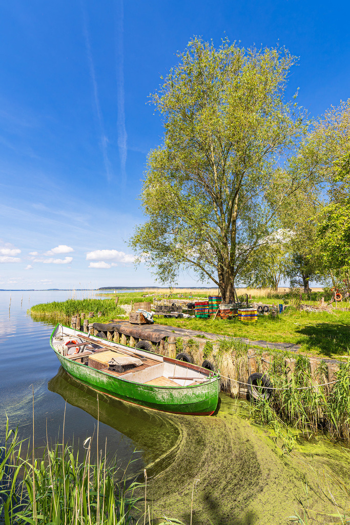 Fischerboot am Achterwasser bei Warthe auf der Insel Usedom | Fischerboot am Achterwasser bei Warthe auf der Insel Usedom.