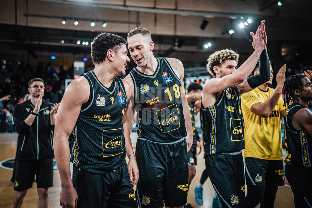 Basketball | Männer | Saison 2024/2025 | easyCredit Basketball Bundesliga | 12. Spieltag | Veolia Towers Hamburg vs. MHP Riesen Ludwigsburg | 21.12.2024 | v.l. Joel Scott (#1, MHP Riesen Ludwigsburg) und Jonas Wohlfarth-Bottermann (#18, MHP Riesen Ludwigsburg)