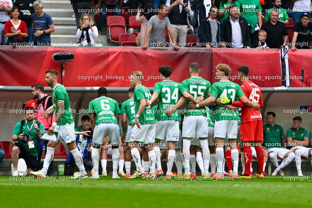 SK Puntigamer Sturm vs. SK Rapid Wien Siegerehrung, Impressionen | SK Rapid Mannschaft, SK Puntigamer Sturm vs. SK Rapid Wien Siegerehrung, Impressionen, SK Puntigamer Sturm vs. SK Rapid Wien Siegerehrung, Impressionen am 01.05.2024 in Klagenfurt (Wörthersee Stadion ), Austria, (Photo by Bernd Stefan)