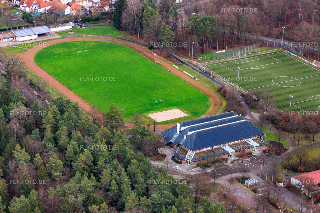 Sporthalle  uind Stadion des TuS 1908 Schaidt, Schützenverein Schaidt | Zur Gogglerstubb  und Tennisplätze des TC Bienwald Schaidt http://www.tus08-schaidt.de/ http://www.sg-schaidt.de/ https://tc-bienwald-schaidt.de/ | Luftbild: Sporthalle  uind Stadion des TuS 1908 Schaidt, Schützenverein Schaidt | Zur Gogglerstubb  und Tennisplätze des TC Bienwald Schaidt http://www.tus08-schaidt.de/ http://www.sg-schaidt.de/ https://tc-bienwald-schaidt.de/ im Ortsteil Schaidt in Wörth im Bundesland Rheinland-Pfalz in Deutschland. Foto: IMG_085879.jpg vom 08.01.2016 durch Werner Riehm/FLY-FOTO.de - Realisiert mit Pictrs.com