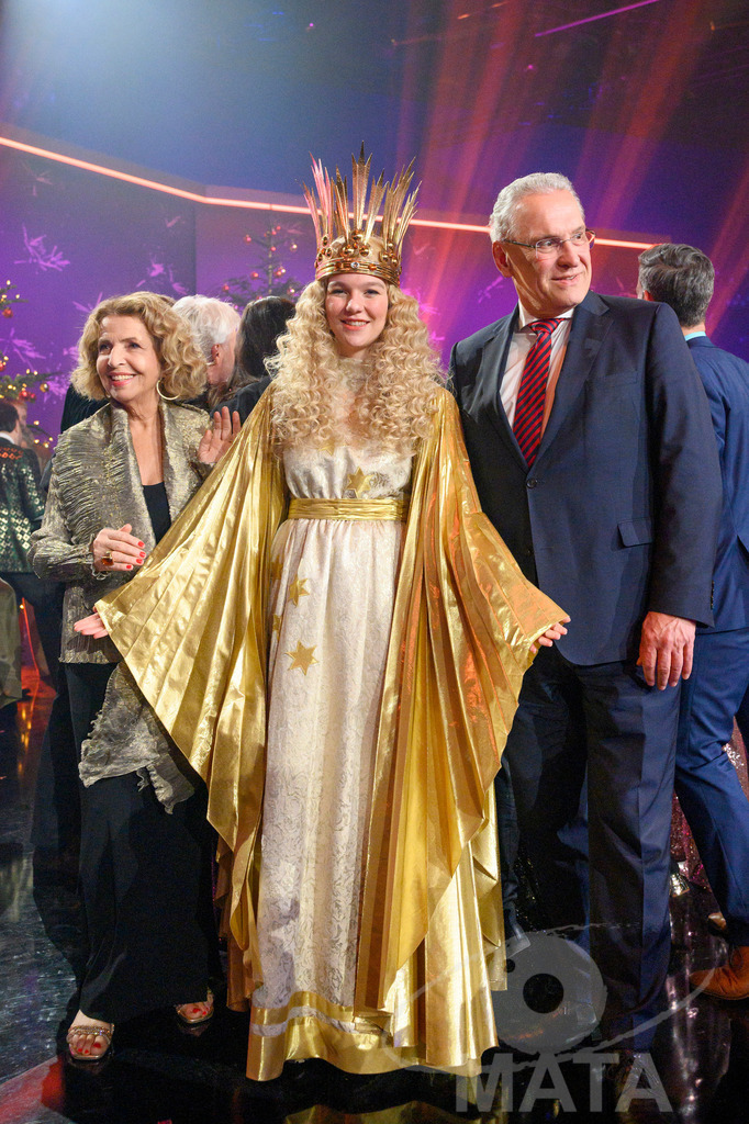 _DWA2148 | Michaela May, Christkind Nelli Lunkenheimer,  Joachim Hermann bei '30 Jahre Sternstunden-Gala 2023' in der Frankenhalle. Nürnberg, 15.12.2023 - Realisiert mit Pictrs.com