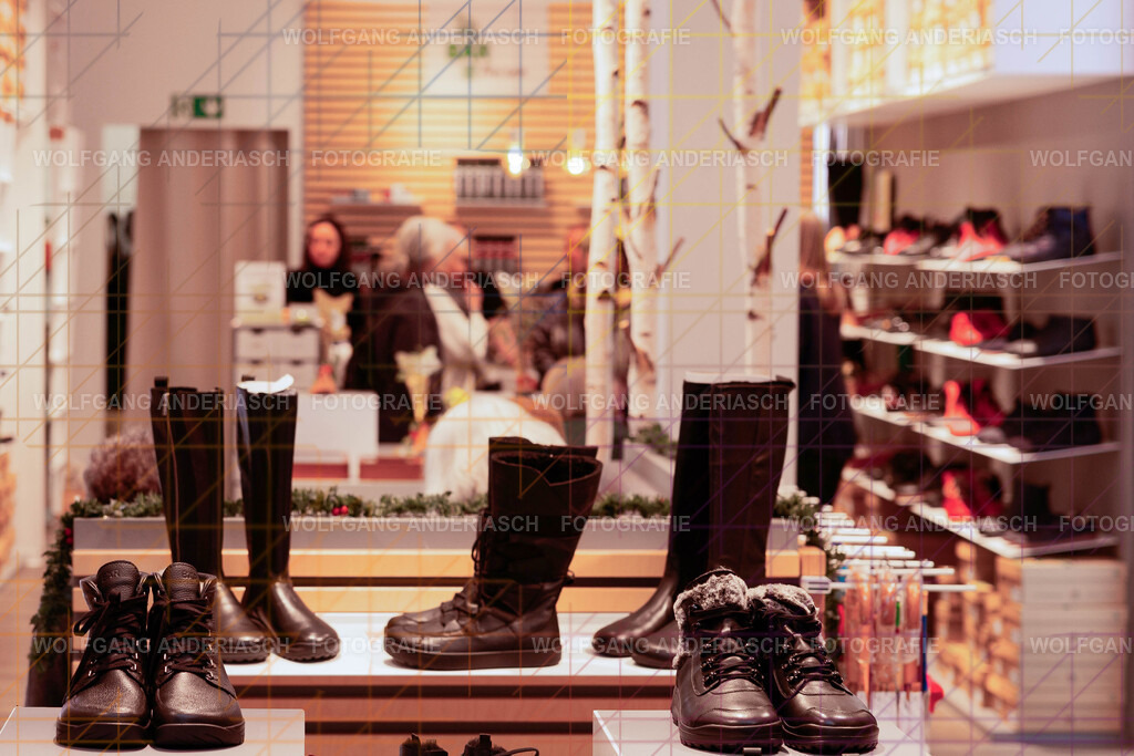 20251130-104732_Schmuck_R3A_0115_wa | Eine besondere Vernissage mitten im Flagship-Store von BÄR Schuhe in Frankfurt: Schmuck trifft auf orthopädische Schuhkunst, Design auf Wohlgefühl. Zwischen funkelnden Details und anatomischer Präzision entstand ein Abend voller Stil, Inspiration und echter Handwerksqualität. Ein herzliches Dankeschön an Alexandra Feirer für die großartige Gastfreundschaft und diesen stimmungsvollen Rahmen. - Realisiert mit Pictrs.com