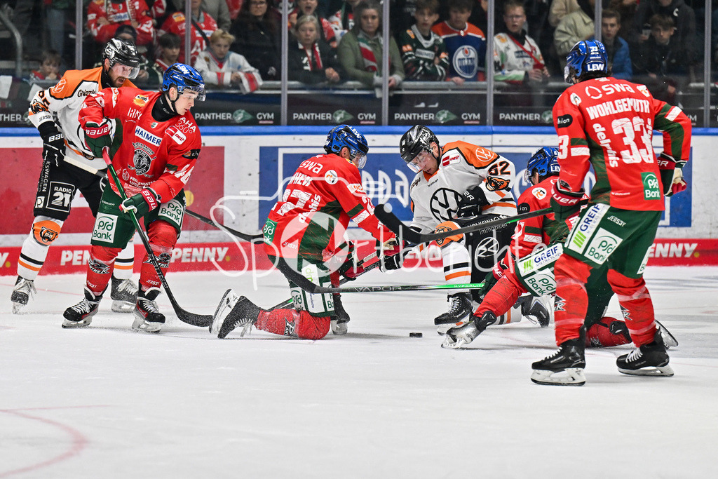 Augsburger Panther - Grizzlys Wolfsburg | im Duell Kyle MAYHEW (Augsburger Panther 27) und Sven ZIEGLER (Grizzlys Wolfsburg 52) / Zweikampf / DEL: Augsburger Panther - Grizzlys Wolfsburg; Curt Frenzel Stadion am 10.10.2025