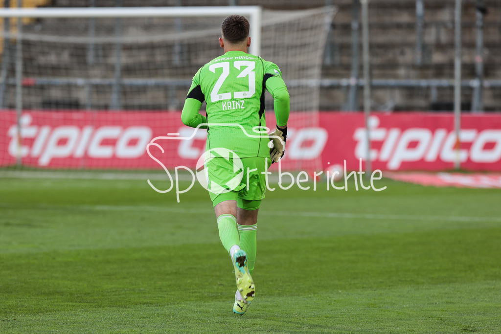 FC Bayern Amateure - TSV Buchbach | kommt zu seinem Einsatz nach der roten Karte fuer Tom Ritzy HUELSMANN (FCB #1) / Manuel KAINZ (FCB #23) / Freisteller / Einzelfoto