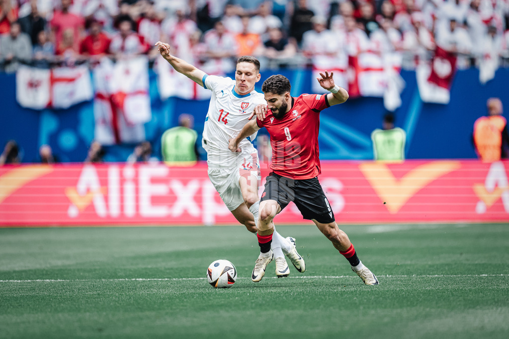 Fußball | Herren | UEFA-Fußball-Europameisterschaft 2024 | Gruppe B | Kroatien vs. Albanien | 19.06.2024 | v.l. Lukas Provod (#14, Tschechien) gegen Zuriko Davitashvili (#9, Georgien)