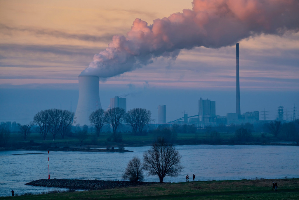 JT-210110 | Kühlturm des Kohlekraftwerk Duisburg-Walsum, betrieben von der STEAG und der EVN AG , 181 Meter hoch, Kraftwerksblock 10, Wasserdampf Wolke, Spaziergänger am Fluss Rhein, Duisburg, NRW, Deutschland, - Realisiert mit Pictrs.com